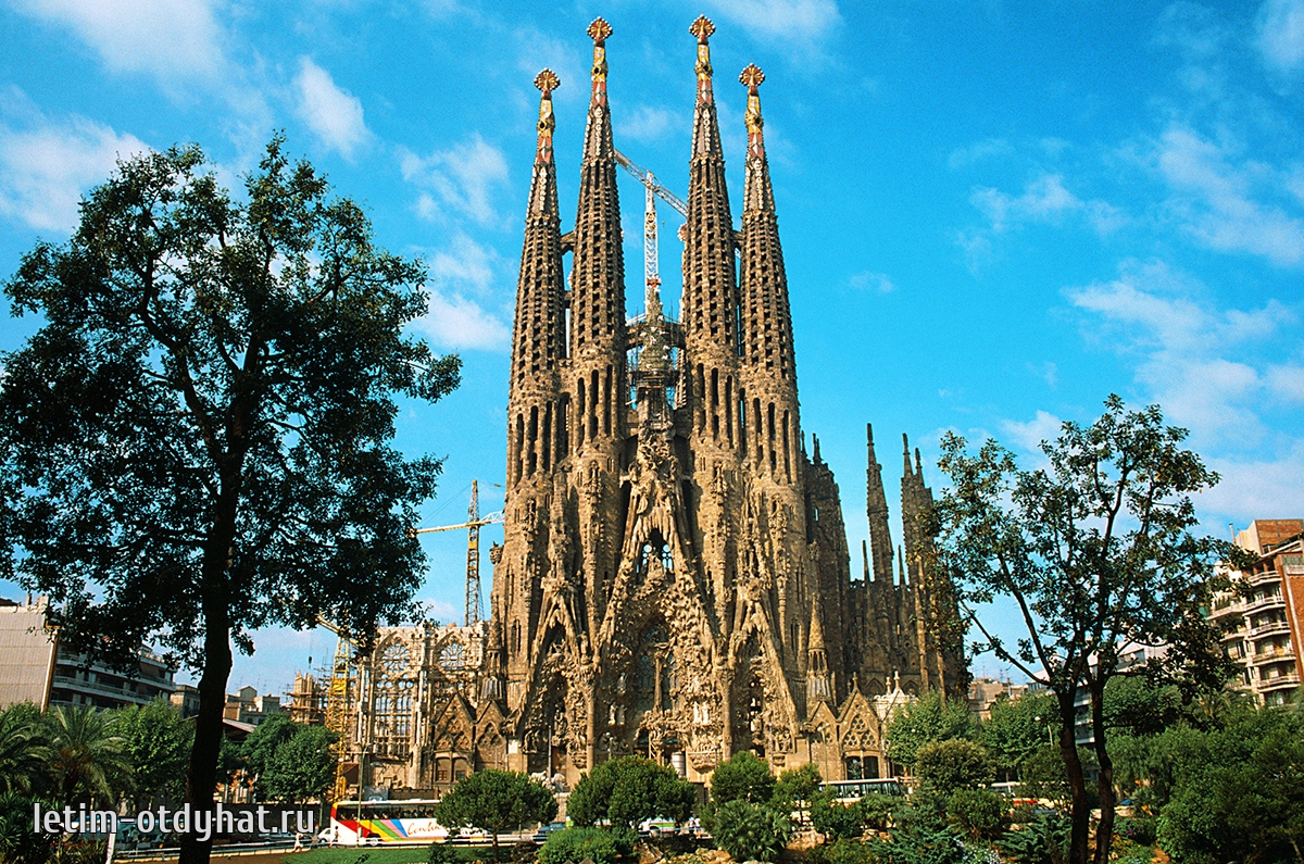 Святое семейство гауди. Испания храм Святого семейства. Храм Святого семейства (Саграда фамилия) в Барселоне.